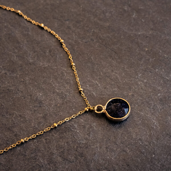 Collier Blue sand stone