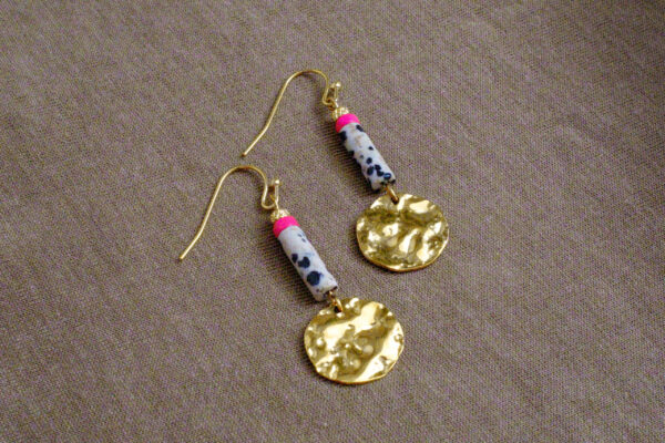Boucles d'oreilles jaspe dalmatien fuchsia sequin