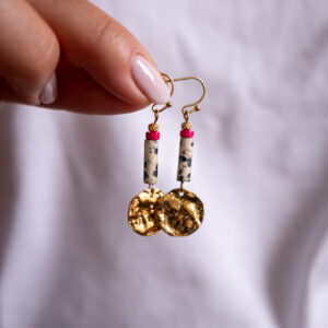 Boucles d'oreilles jaspe dalmatien fuchsia sequin