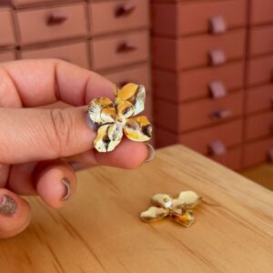 Boucles d'oreilles fleur nacre